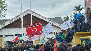 Bendera Bintang Bulan Berkibar di Tengah Tuntutan Reformasi DPR dan Polri di Banda Aceh