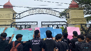 Pemuda Demo di Mapolda Aceh Tuntut Penuntasan Kasus Korupsi Wastafel