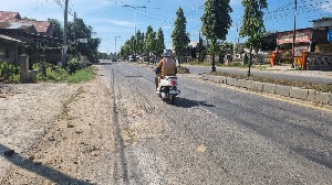Lubang dan Gelombang Jalan Nasional di Blang Pulo, Warga Minta BPJN Aceh Turun Tangan