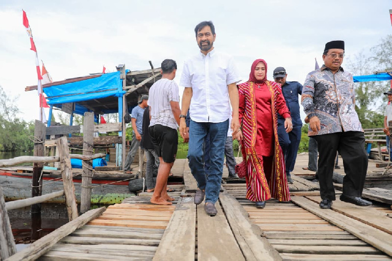 Naik Rakit, Gubernur Mualem Tinjau Akses Kuala Baru di Aceh Singkil