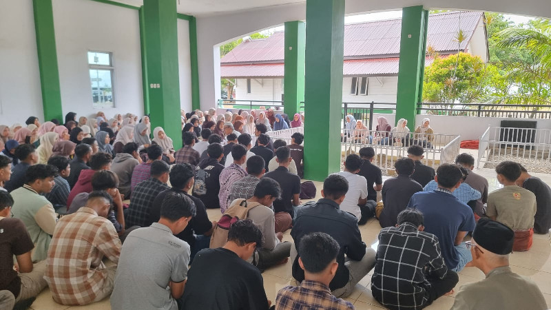 Tradisi Tahunan, Mahasiswa UNIGHA Sigli Ziarah Ambil Berkah ke Makam Syiah Kuala