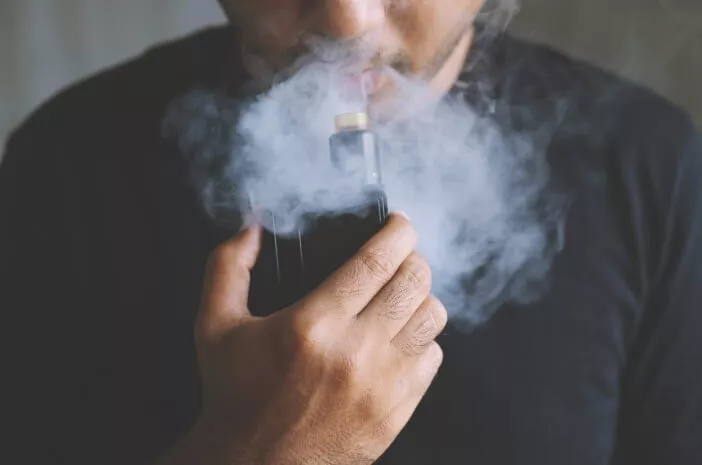 Di Balik Asap Vape: Kecanduan Nikotin, Kerusakan Paru, dan Beban Ekonomi