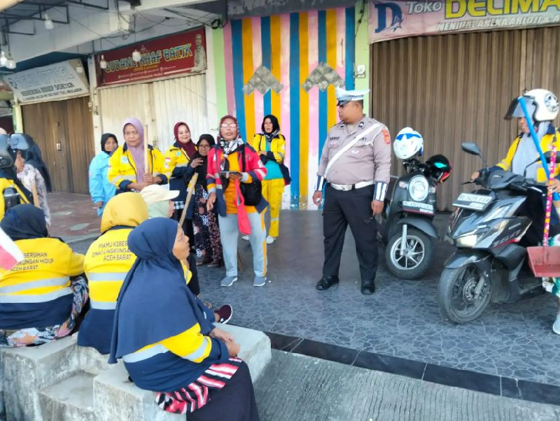 Satlantas Polres Aceh Barat Tingkatkan Kesadaran Lalu Lintas bagi Petugas Kebersihan