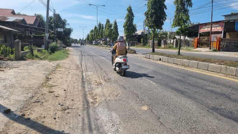 Lubang dan Gelombang Jalan Nasional di Blang Pulo, Warga Minta BPJN Aceh Turun Tangan