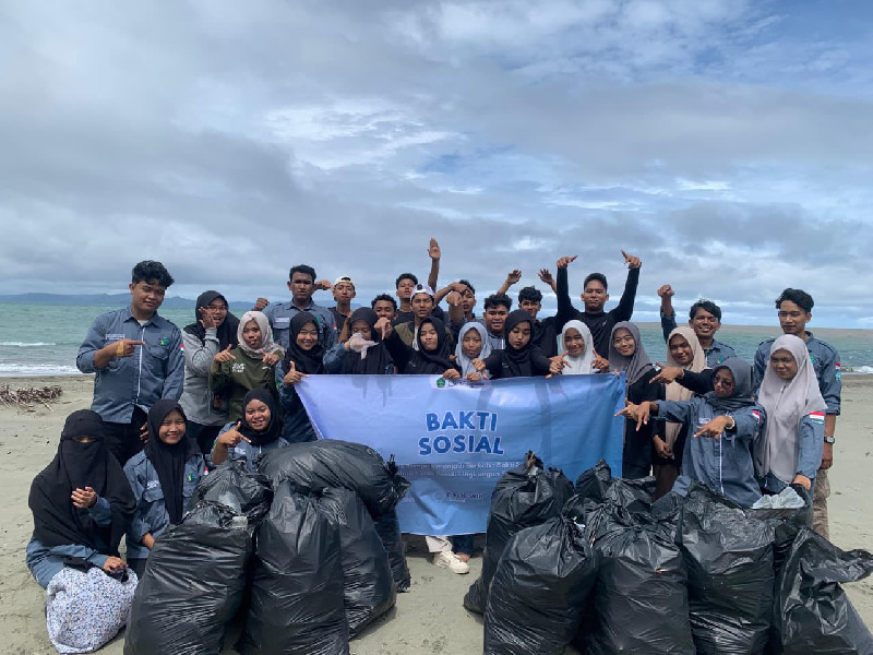 HMP Kesos UIN Ar-Raniry Gelar Aksi Bersih Pantai Kuala Gampong Jawa