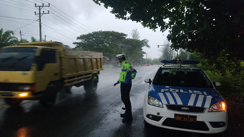 Polres Aceh Jaya Imbau Pengguna Jalan Waspadai Hujan Lebat dan Genangan Air
