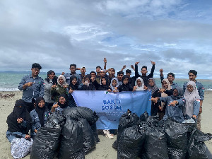 HMP Kesos UIN Ar-Raniry Gelar Aksi Bersih Pantai Kuala Gampong Jawa