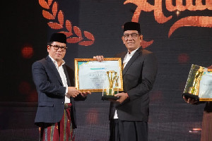 Mualem Raih Penghargaan Kepala Daerah Peduli Pesantren