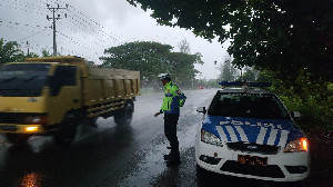 Polres Aceh Jaya Imbau Pengguna Jalan Waspadai Hujan Lebat dan Genangan Air