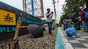 Warga Gelar Aksi di Depan PLN Aceh Tuntut Kompensasi Akibat Listrik Bermasalah