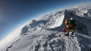 Hampir 1.000 Wisatawan Terjebak Badai Salju di Lereng Everest, Akses Ditutup Sementara