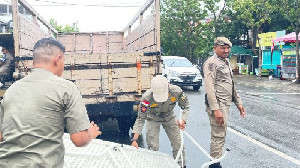 Dua Hari Razia di Jalan Syiah Kuala, Empat Kios dan Barang Dagangan PKL Diamankan