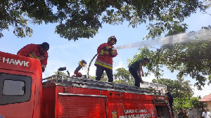 Tumpukan Ban Bekas Terbakar di Terminal Santan Aceh Besar