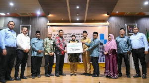 Bank Aceh Syariah Serahkan Zakat Perusahaan Rp500 Juta kepada BMK Banda Aceh