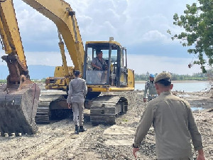Satpol PP dan WH Aceh Besar Hentikan Tambang Pasir Laut Ilegal di Baitussalam