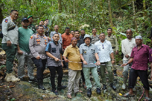 Bupati Nagan Raya Tinjau Penemuan Batu Giok Raksasa di Beutong