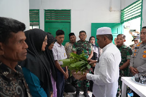 Tangis Rasidah Ketika Menerima  Kunci Rumah Dari Danrem