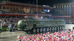 Korea Utara Pamerkan Rudal Jarak Jauh Baru di Parade Militer