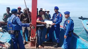 Satpolairud Aceh Barat Tingkatkan Pengawasan, Lakukan Patroli dan Cek Dokumen Kapal Nelayan