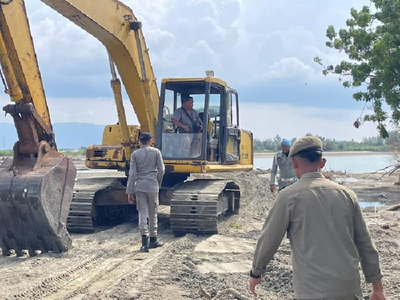 Satpol PP dan WH Aceh Besar Hentikan Tambang Pasir Laut Ilegal di Baitussalam