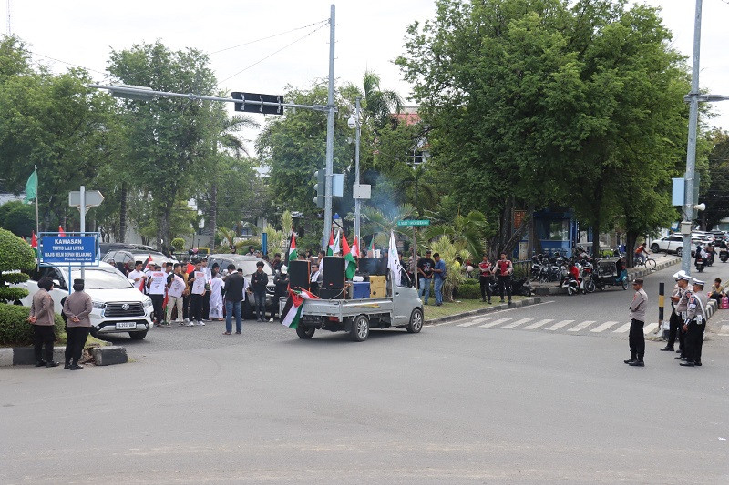 Puluhan Polisi Amankan Aksi Unras KAMMI di Tugu Simpang Lima