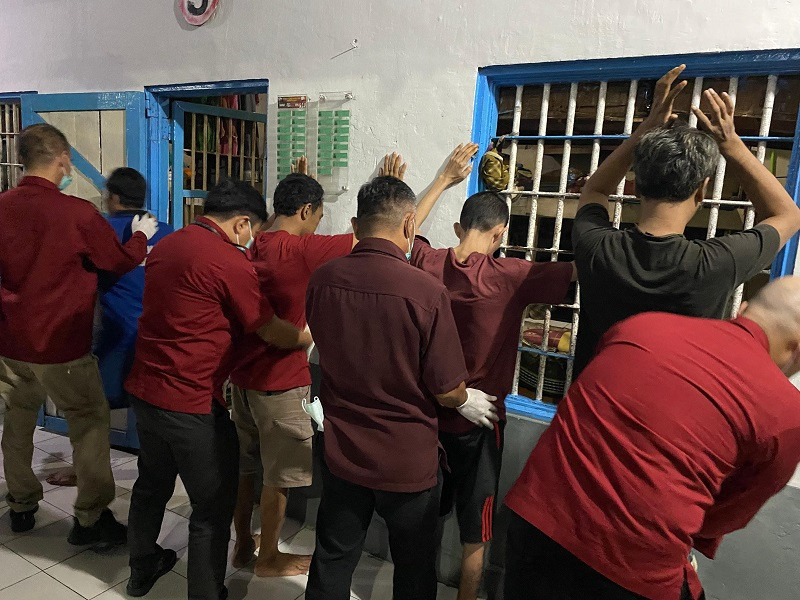 Razia Lapas: Ribuan Handphone dan Senjata Disita, Petugas Tak Luput dari Sanksi