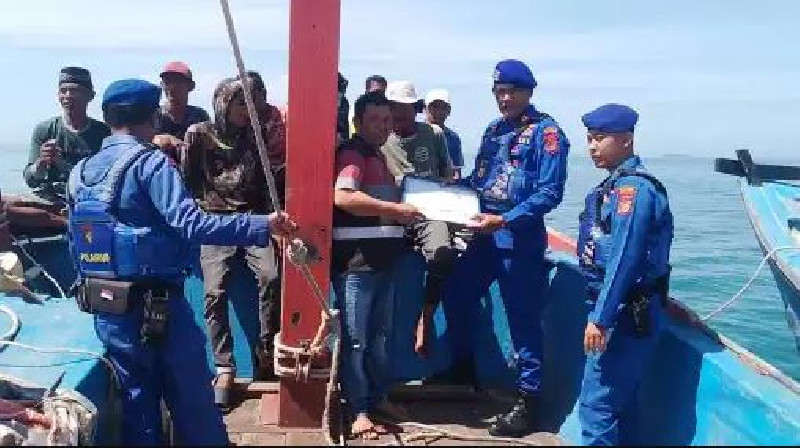 Satpolairud Aceh Barat Tingkatkan Pengawasan, Lakukan Patroli dan Cek Dokumen Kapal Nelayan