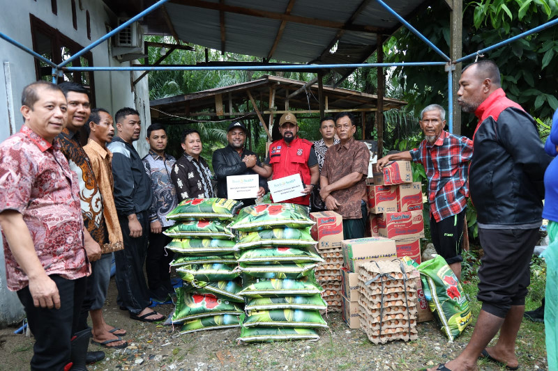 Dirut Bank Aceh Terobos Banjir Aceh Timur, Salurkan Bantuan Mendesak
