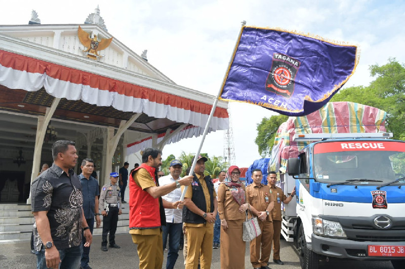 Mualem Salurkan Bantuan Kesiapsiagaan Bencana ke 10 Kabupaten