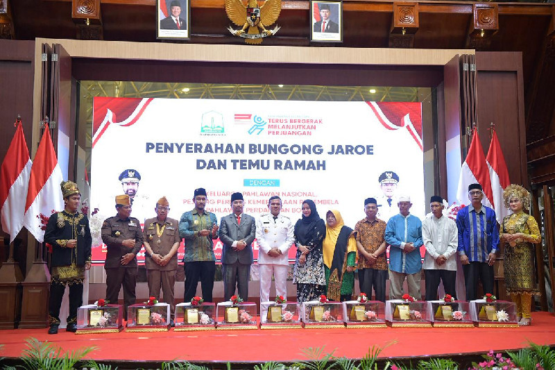 Wagub Serahkan Bungong Jaroe kepada Keluarga Pahlawan Nasional dan Pejuang Kemerdekaan di Aceh