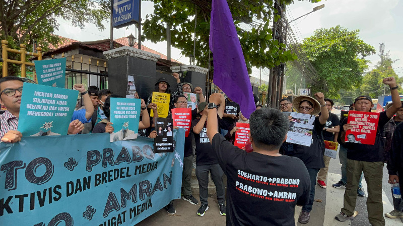 Aksi Solidaritas Dukung Tempo Melawan Gugatan Rp200 Miliar oleh Mentan Amran Sulaiman