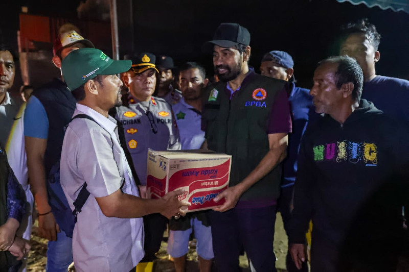 Mualem Salurkan Bantuan hingga Tengah Malam di Aceh Utara