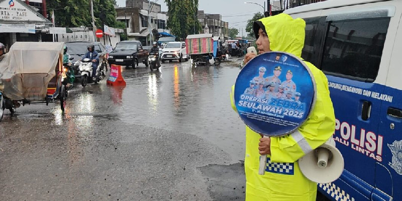 Di Tengah Hujan, Satlantas Lhokseumawe Tetap Gencar Ingatkan Warga Soal Keselamatan Jalan