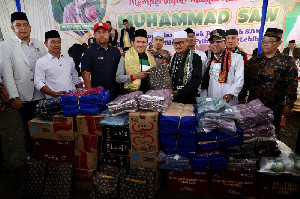 Wagub Aceh Serahkan Bantuan Pasca Kebakaran untuk Dayah Madinatuddiniyah Babussalam