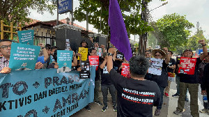 Aksi Solidaritas Dukung Tempo Melawan Gugatan Rp200 Miliar oleh Mentan Amran Sulaiman