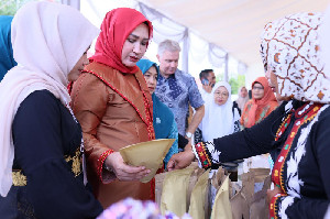 Ketua Dekranasda Aceh Apresiasi Kreativitas Perempuan di Uroe Pekan Katahati Institute