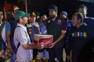 Mualem Salurkan Bantuan hingga Tengah Malam di Aceh Utara