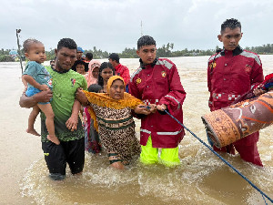 Polda Aceh Kerahkan Personel untuk Bantu Korban Banjir, Imbau Warga Tetap Waspada