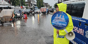 Di Tengah Hujan, Satlantas Lhokseumawe Tetap Gencar Ingatkan Warga Soal Keselamatan Jalan