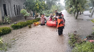 Tim SAR dan Polisi Aceh Utara Evakuasi Warga Terjebak Banjir