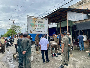 Aparat Gabungan Tertibkan Pedagang di Pasar Bina Usaha Meulaboh