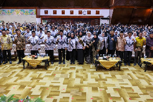 Dikukuhkan Sebagai Ibunda Guru Aceh, Kak Na Siap Dukung Perjuangan Guru