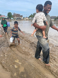 Pidie Jaya Lumpuh Total, Warga Meurah Dua Tiga Hari Tanpa Makanan dan Air Bersih