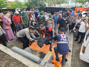 Polisi Olah TKP Penemuan Mayat Tanpa Identitas di Halte Trans Kutaraja