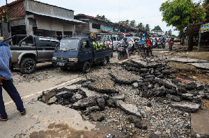 Mualem Tinjau Dampak Banjir di Bireuen: Tanpa Sinyal, Jalan Nasional Putus