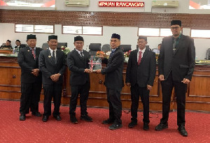 Bupati Aceh Besar Serahkan Rancangan KUA-PPAS APBK 2026 ke DPRK