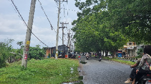 Warga Keluhkan Kabel Listrik PLN Kendur di Jalan Lingkar USK Aceh Besar