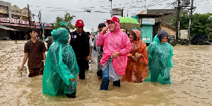 Kak Na Bersama Plt Kadinsos Aceh Tinjau Banjir Lhoksukon dan Aceh Timur