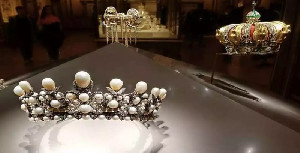 Mahkota Permaisuri Eugénie yang Rusak saat Perampokan Louvre Akan Dipugar