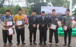 Pemkab Abdya Beri Penghargaan kepada Empat Pejuang Daerah di Hari Pahlawan 2025